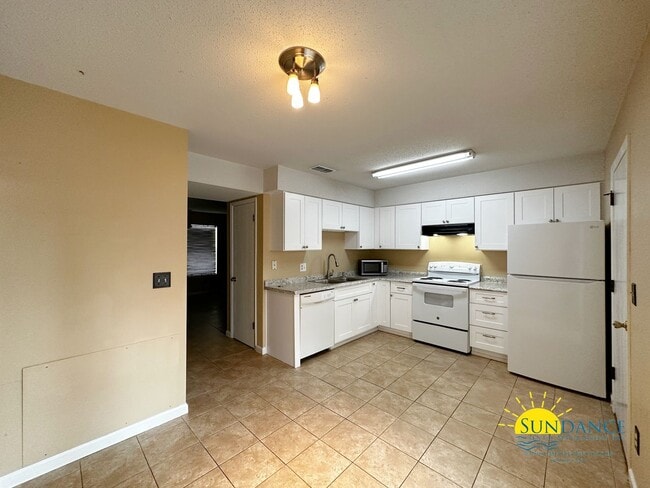 Building Photo - Centrally located Fort Walton Beach Townho...
