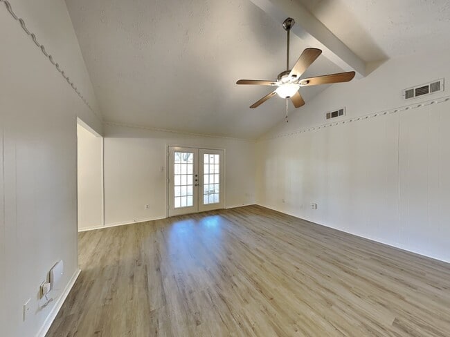 Foto del edificio - 4806 Lost Oak Dr