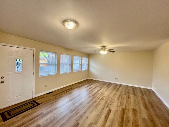 Building Photo - NEWLY UPDATED 3 BEDROOM DOWNTOWN DUPLEX