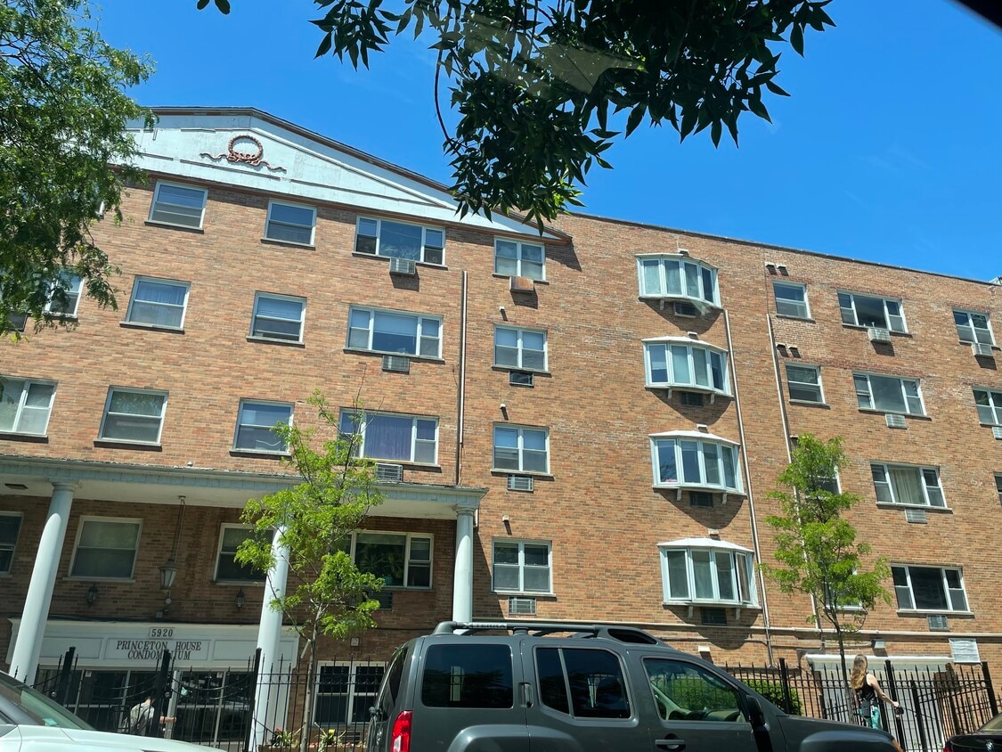 Primary Photo - 5920 N Kenmore Ave