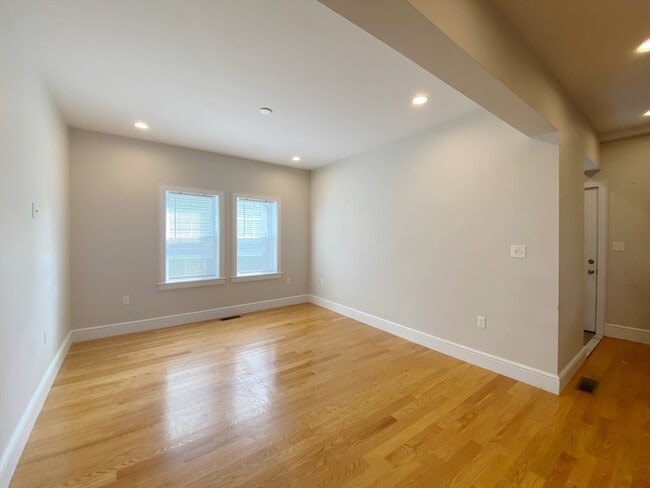 Foto del edificio - 821 Winthrop Ave