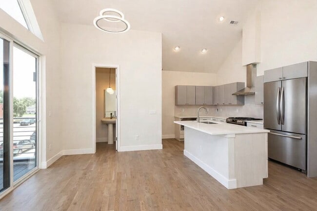 Building Photo - Modern 3 bed / 2.5 bed farmhouse townhome below market rent value