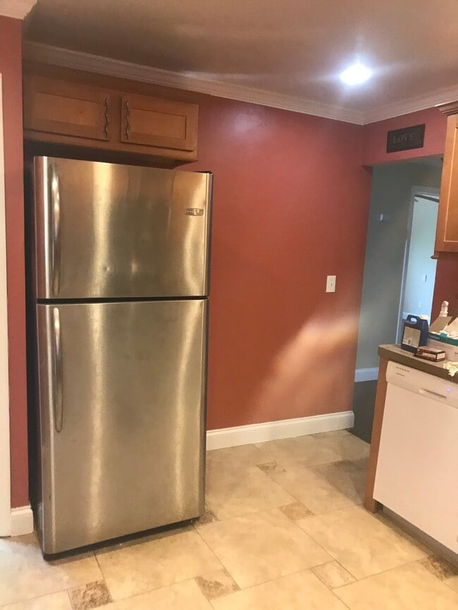 Building Photo - 3 Bedroom 1 bath home for lease in Maple H...