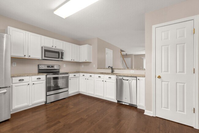 Building Photo - Clover home: 3 bedrooms, 2.5 bathrooms