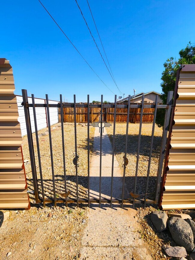 Foto del edificio - 1037 Brownlee Ave