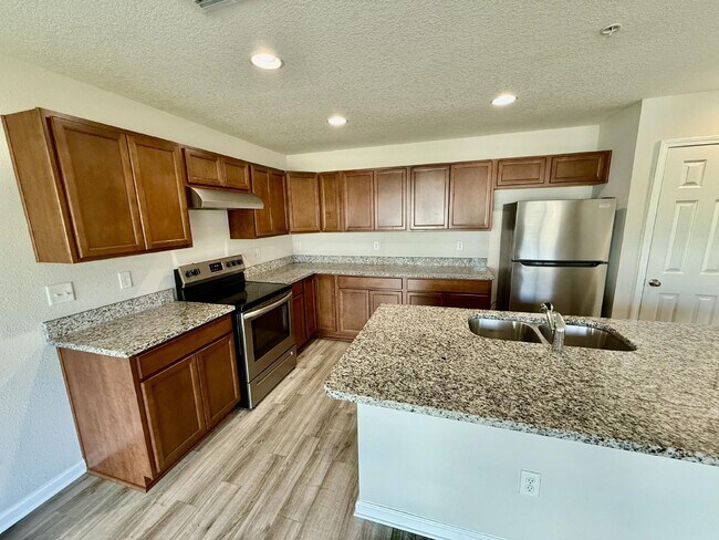Building Photo - Large 2/2 Apartment Available for Rent