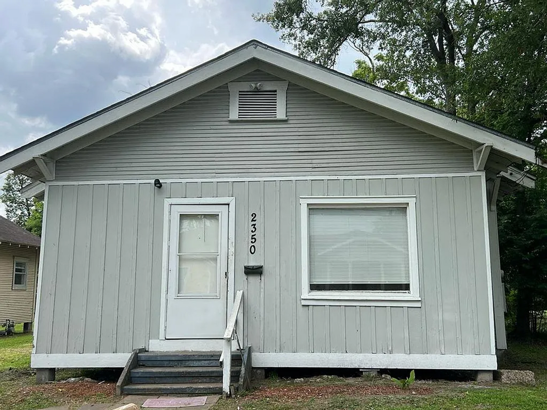 Foto principal - 2350 Ave C