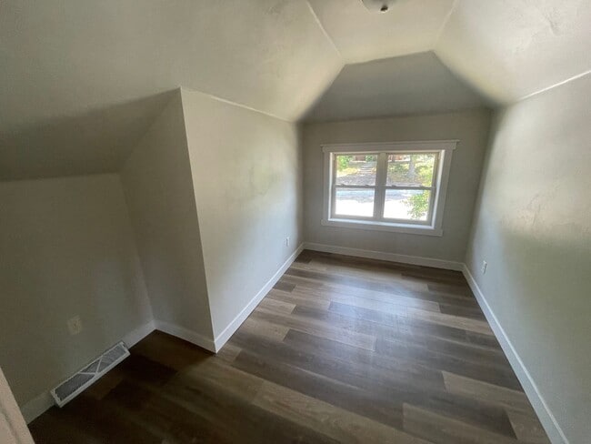 Building Photo - 420 S Van Buren St