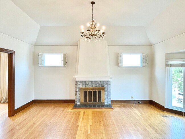 Building Photo - Miraloma / Sherwood Forrest Fully Detached...