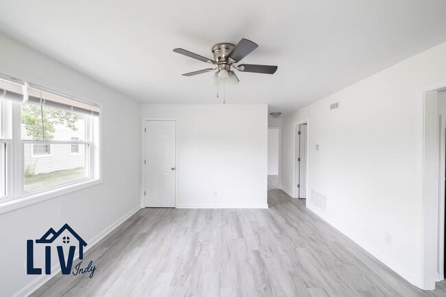 Building Photo - 2156 N Kenyon St