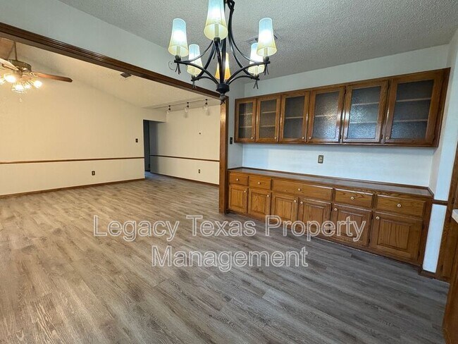 Foto del edificio - 1203 Stonelake Dr