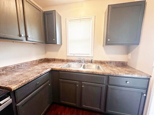 Foto del edificio - EAST SIDE 2 BEDROOM/2 BATH ALL BRICK RANCH AVAILABLE NOW!