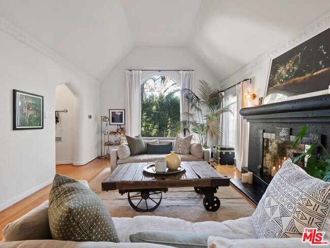 Building Photo - 105 S La Jolla Ave