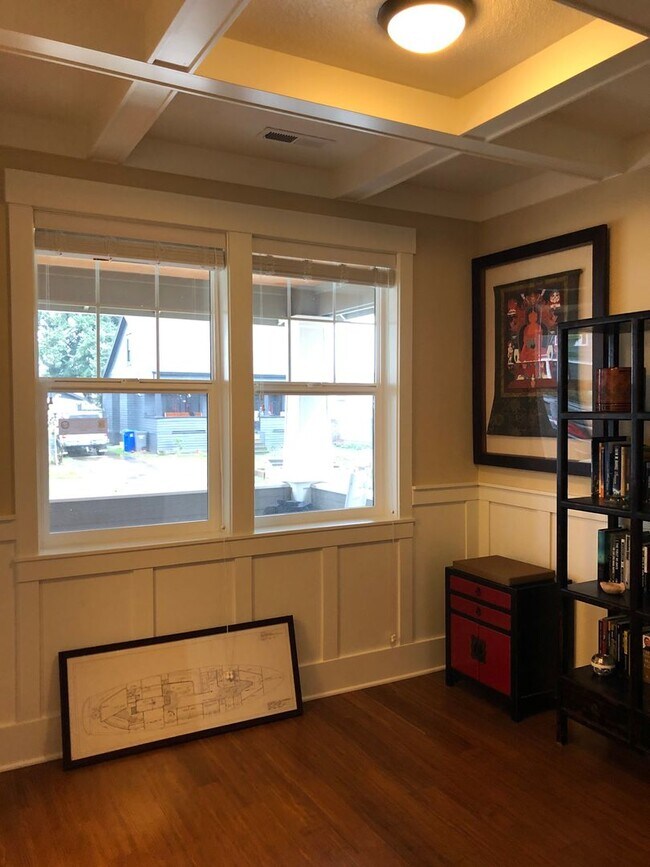Building Photo - Gorgeous, modern craftsman 3+ bedroom, 3 b...
