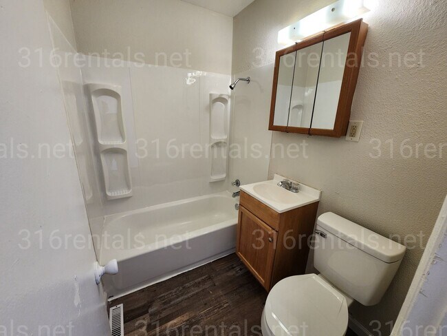 Foto del edificio - $1050 - 4 bedroom / 1 and a half bathroom ...