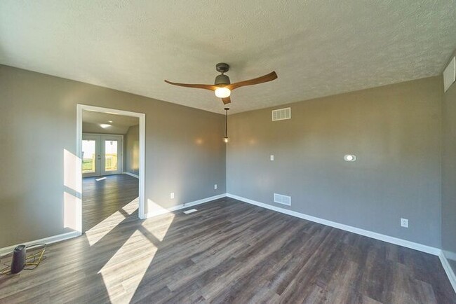 Building Photo - Remodeled 4 Bedroom 3 Bath Very Close to I...