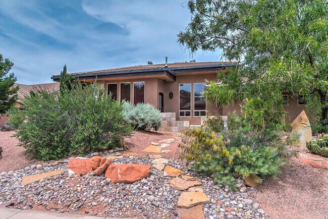 Foto del edificio - Gorgeous, Custom 4 bed, 3 bath Pet-Friendl...