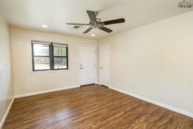 Foto del edificio - 4004 Hooper Dr