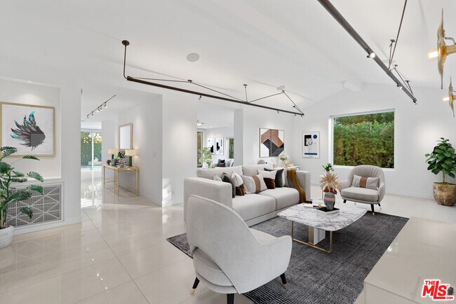 Foto del edificio - 800 N Crescent Heights Blvd