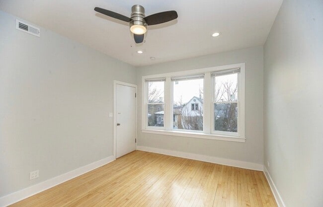 Building Photo - 5422 W Wrightwood Ave