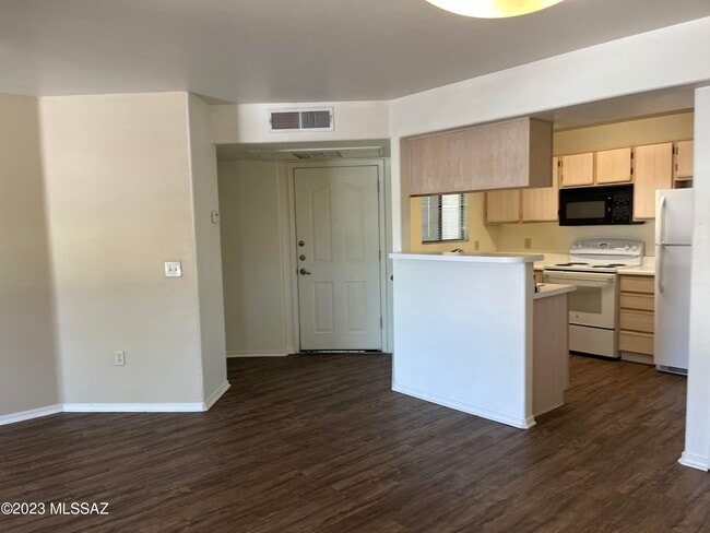 Building Photo - 5751 N Kolb Rd