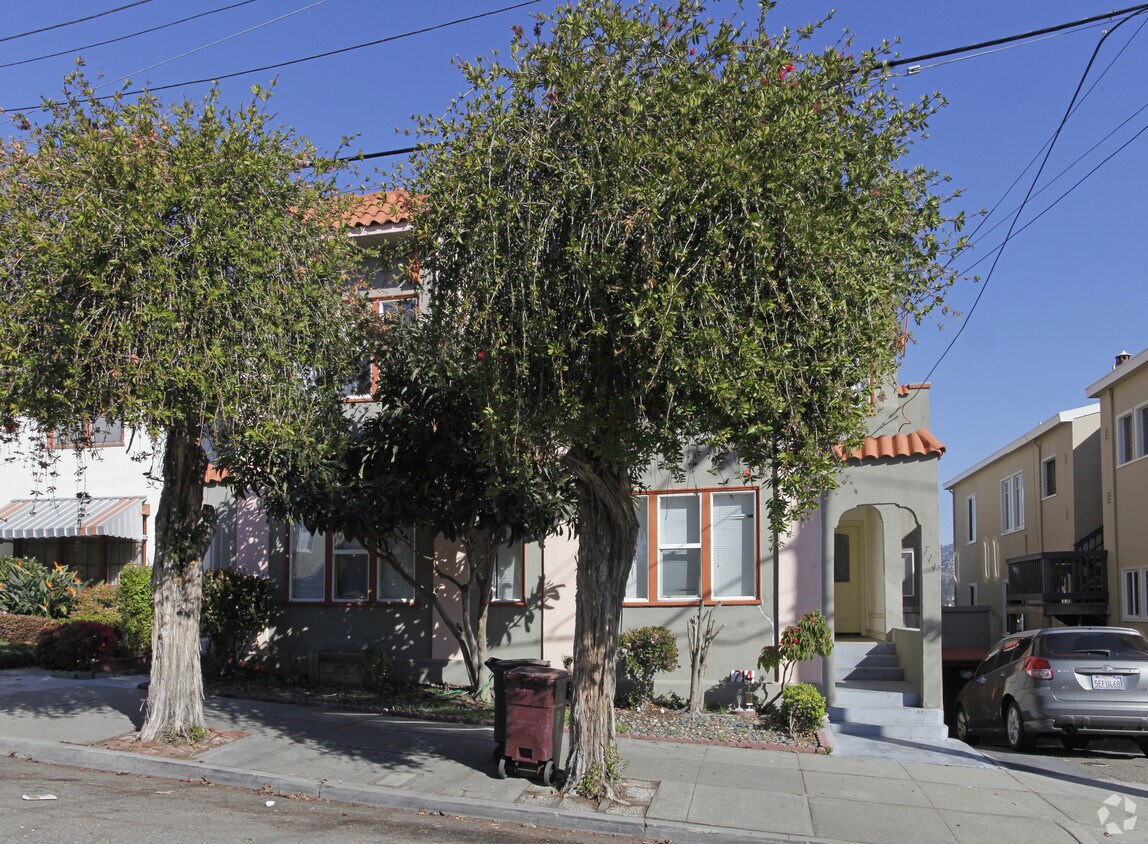 Building Photo - 714 Hillgirt Cor