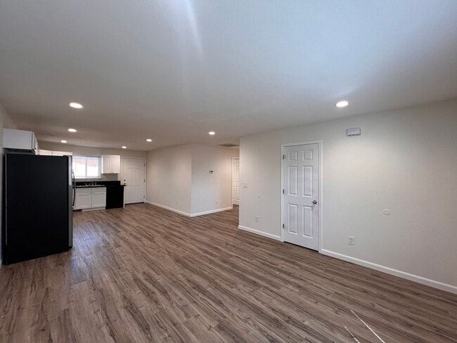 Building Photo - 565-567 Churchill (Duplex)