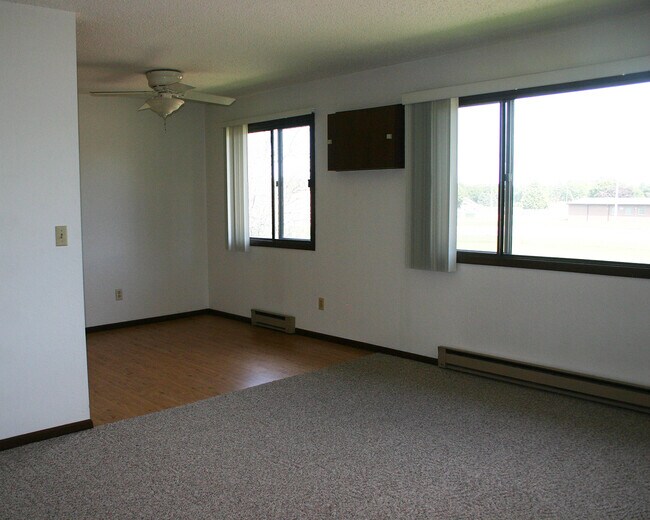 Dining - 610 W 6th St