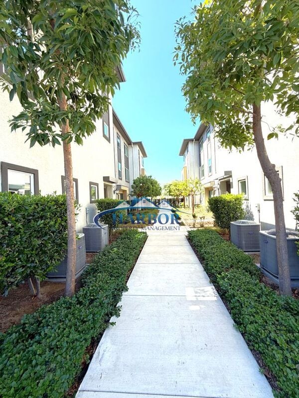 Foto del edificio - 1215 Canoe Ln