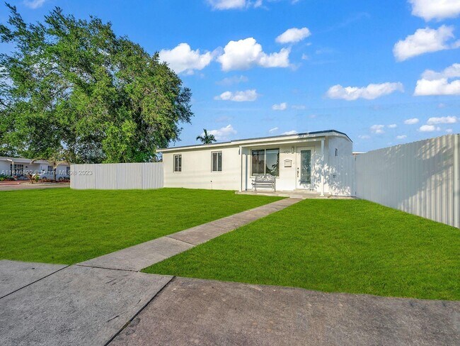 Building Photo - 4721 SW 108th Ave