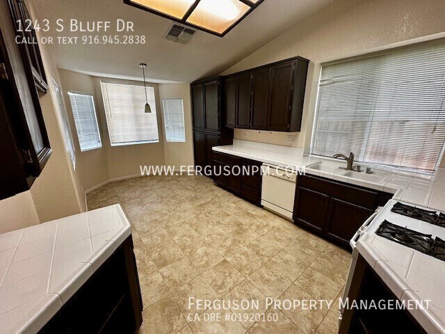 Foto del edificio - 1243 S Bluff Dr