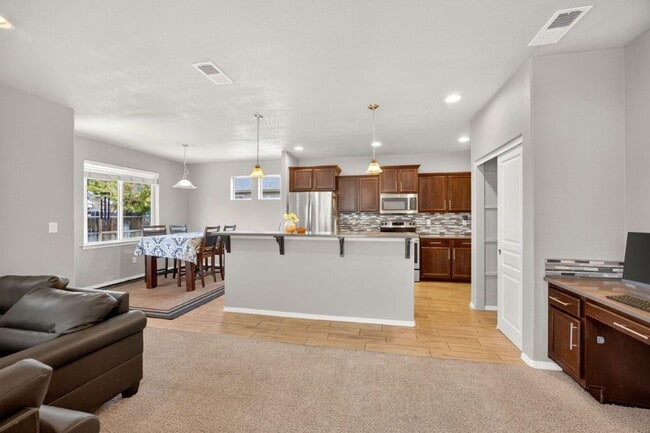 Building Photo - 3 Bedroom, 2.5 Bathroom Medford Home