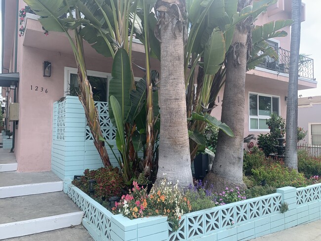 Foto del edificio - 1236 N Ogden Dr