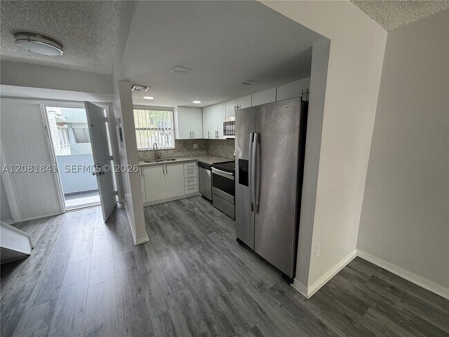Building Photo - 9371 Fontainebleau Blvd