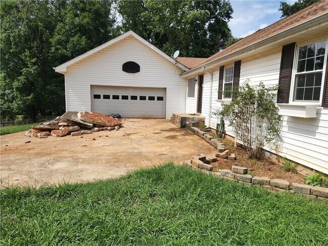 Building Photo - 5143 Ponderosa Farm Rd