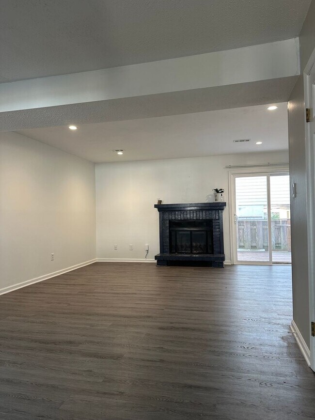 Building Photo - Charming 2BR Townhome in Virginia Beach 20...