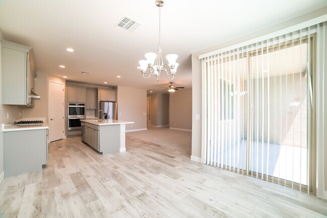 Foto del edificio - 13359 W Rowel Rd