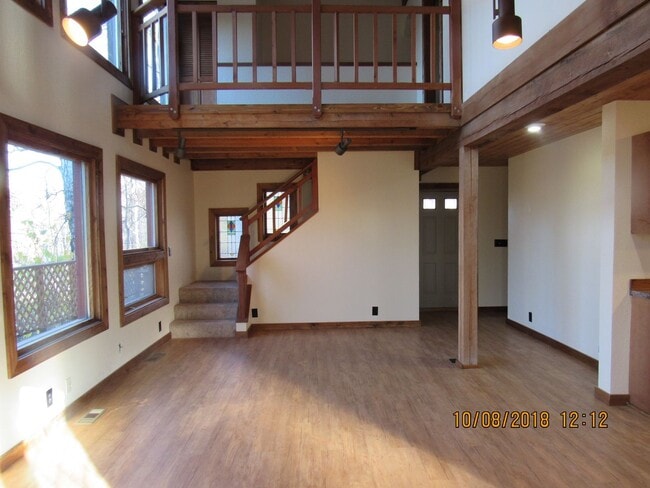 Building Photo - Beautiful tri-level home in Fairbanks for ...