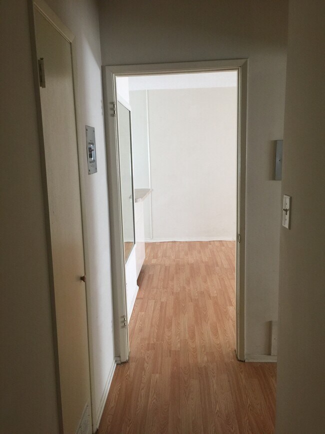 Building Photo - 5323 Hermitage Ave