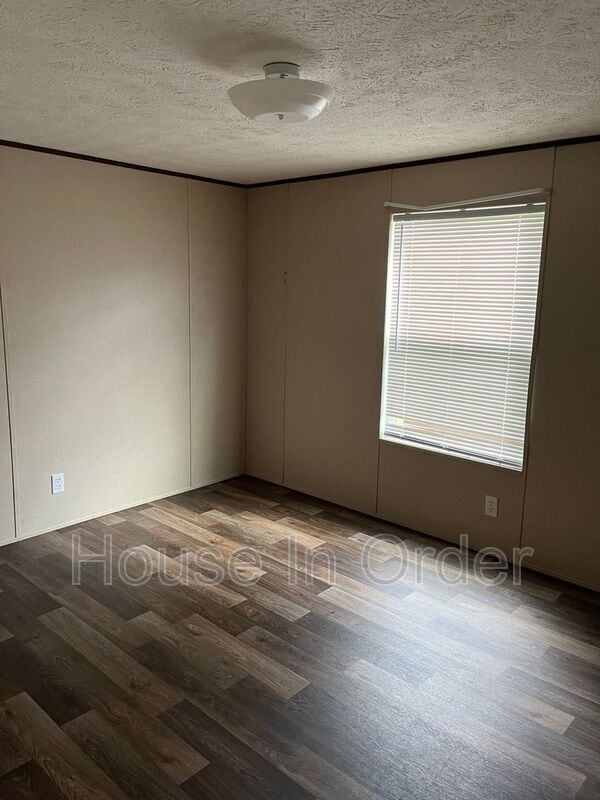 Building Photo - 128 Shamrock Park Dr