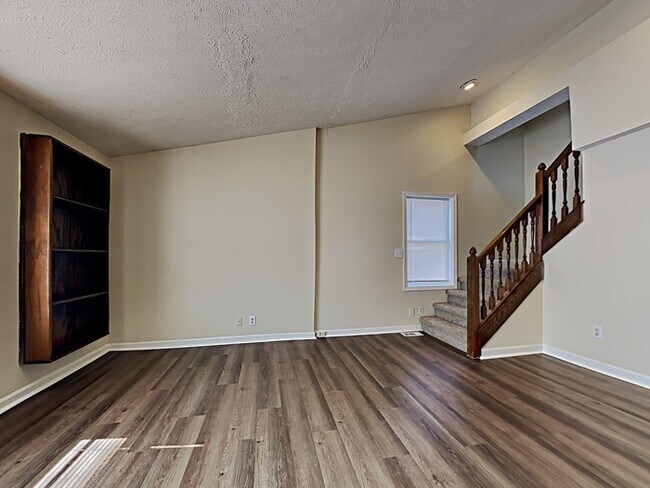 Building Photo - 4 bed 2 bath  with large backyard in Green...