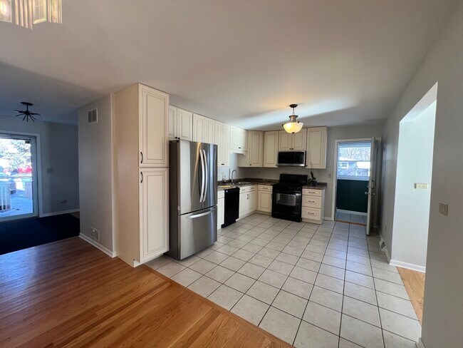 Building Photo - 37 N Channel Dr