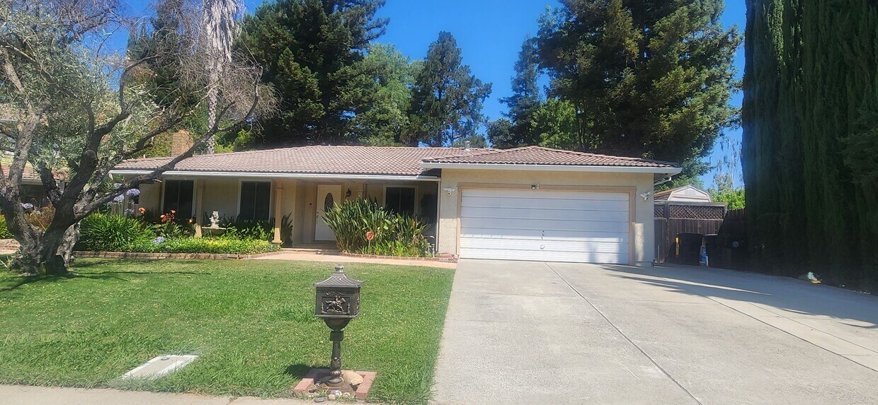 Primary Photo - Beatutiful 4 Bedroom Greenhaven Home with ...