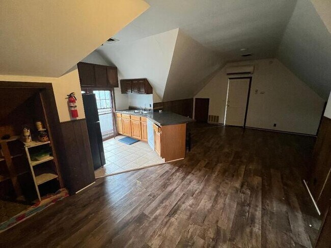 Building Photo - Upper 1 Bedroom Apartment