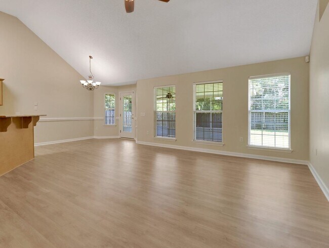 Foto del edificio - 3 Bed/2 Bath Home in Main Street!