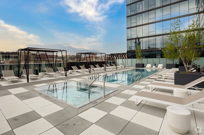 4th Floor Pool & Hot Tub - Fulbrix Apartments