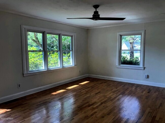 Building Photo - Walking Distance to UNCW