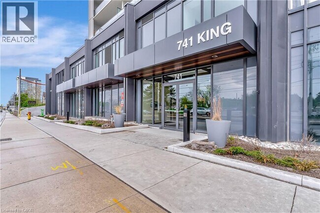 Photo du bâtiment - 741 King St E