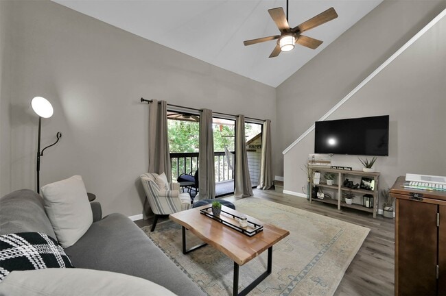Building Photo - 3900 Aspen Dr