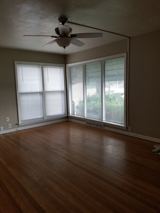 Hard wood floors, lots of light - 3020 S 40th St